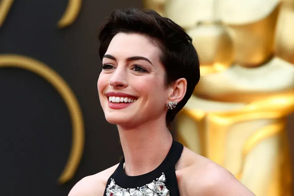 Anne Hathaway completó su look con unos aritos de Neil Lane. ¡Divinos!