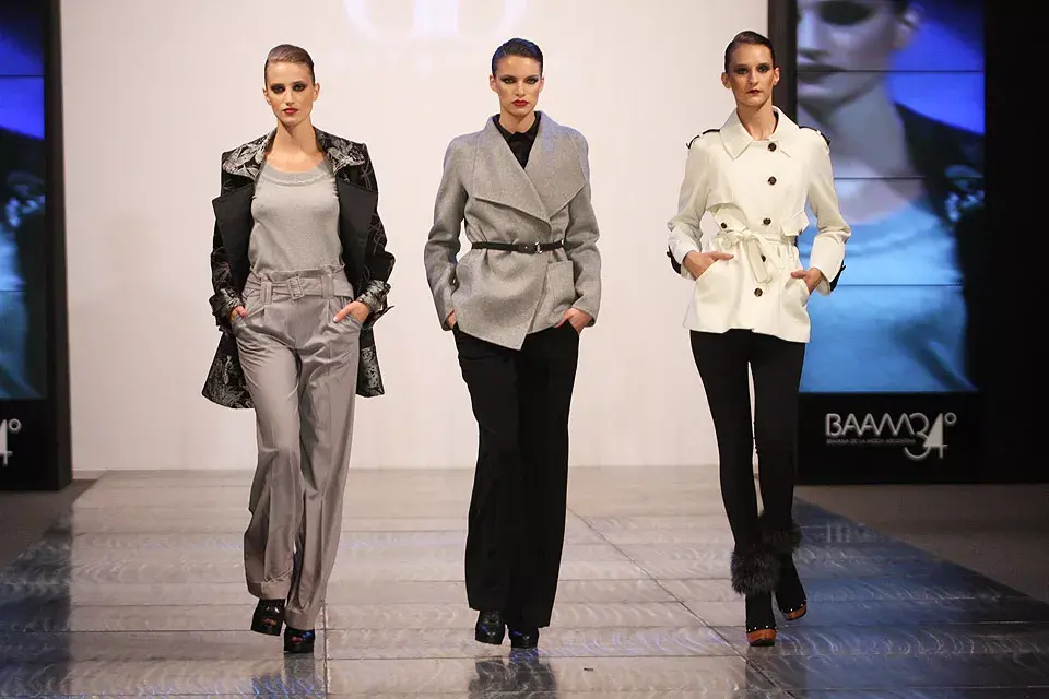 Rafael Garófalo presentó opciones para un traje: pantalones amplios o ajustados y blazers cruzado con solapas de distintos tamaños