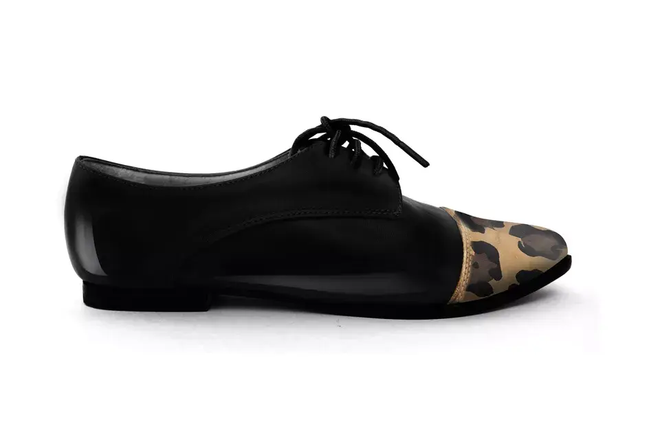 Acordonados con punta en animal print (Loli Van Harden, $1008)