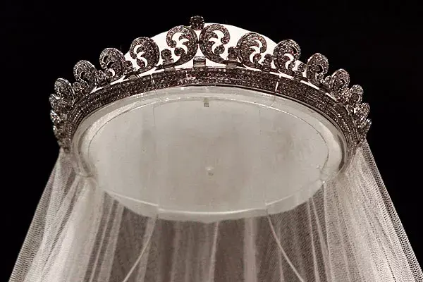 La tiara pertenece a la reina Isabel II, fue un regalo de Jorge VI, el padre de la reina, a su madre, Isabel, poco antes de ascender al trono
