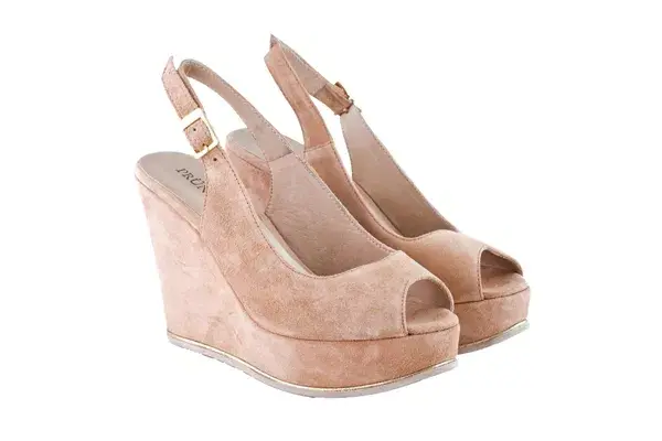 Peep toes de gamuza (Prüne, $1290)