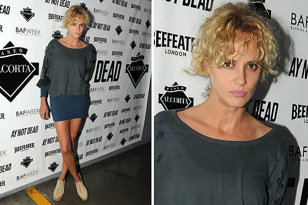 Leonora Balcarce combinó un vestido azul ajustado con un remerón gris; completó el look con zapatos masculinos en color manteca