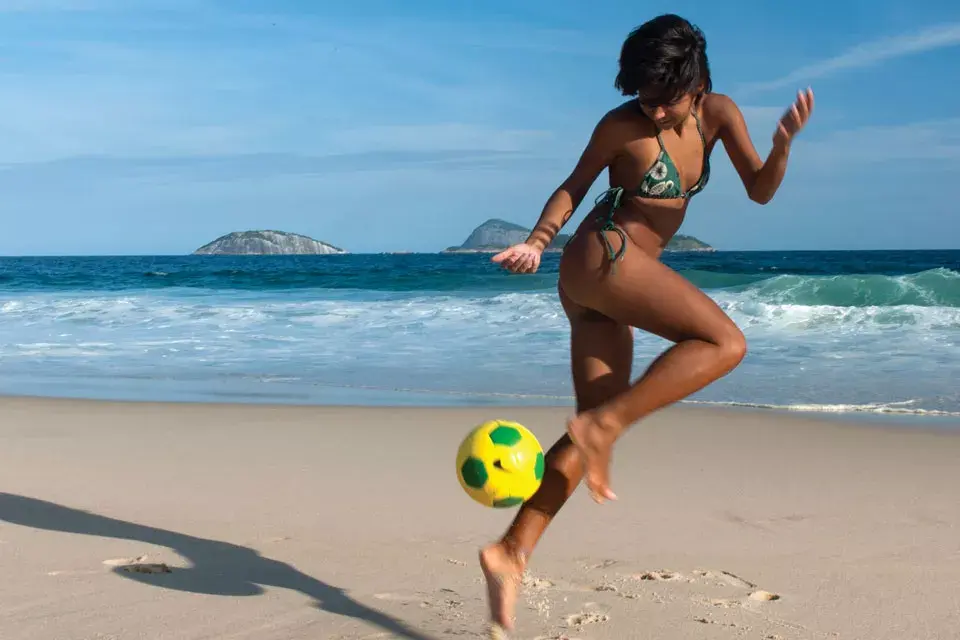 Cada vez hay más chicas que juegan altinha, un deporte estético que se practica en ronda, la idea es no dejar caer la pelota.