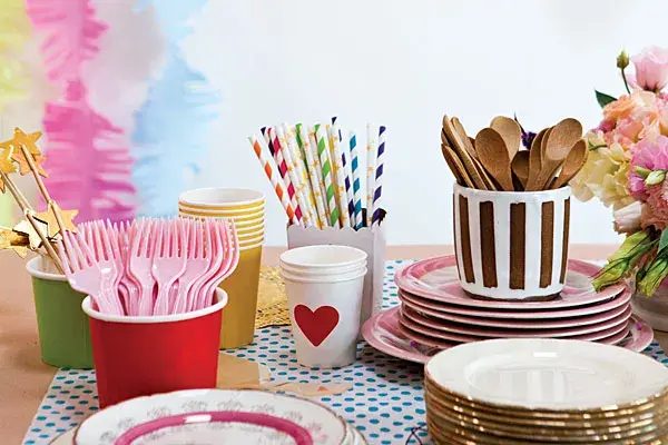 Platos antiguos (Salmón, desde $75), cucharas de madera ($10 cada una, se consiguen en Cualquier Bazar), cubiertos de plástico rosa (Ticoral, $14 el pack) y vasos de corazones (Stu, $95 los 50)