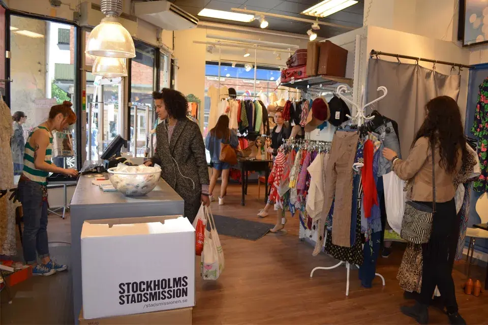 Esta ONG colabora con personas carenciadas mediante las donaciones que recibe de ropa, accesorios y zapatos. Todo está ordenado tan prolijamente que no necesitas revolver para encontrar algo lindo