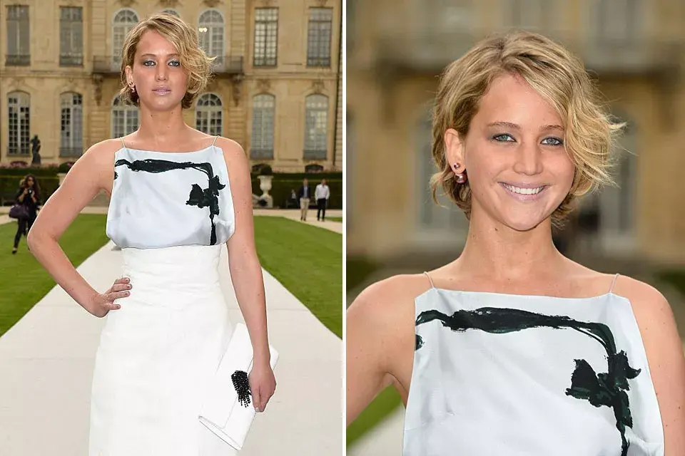 De blanco, en el desfile de Dior en París. ¿Qué tal este peinado con ondas y hacia un costado?