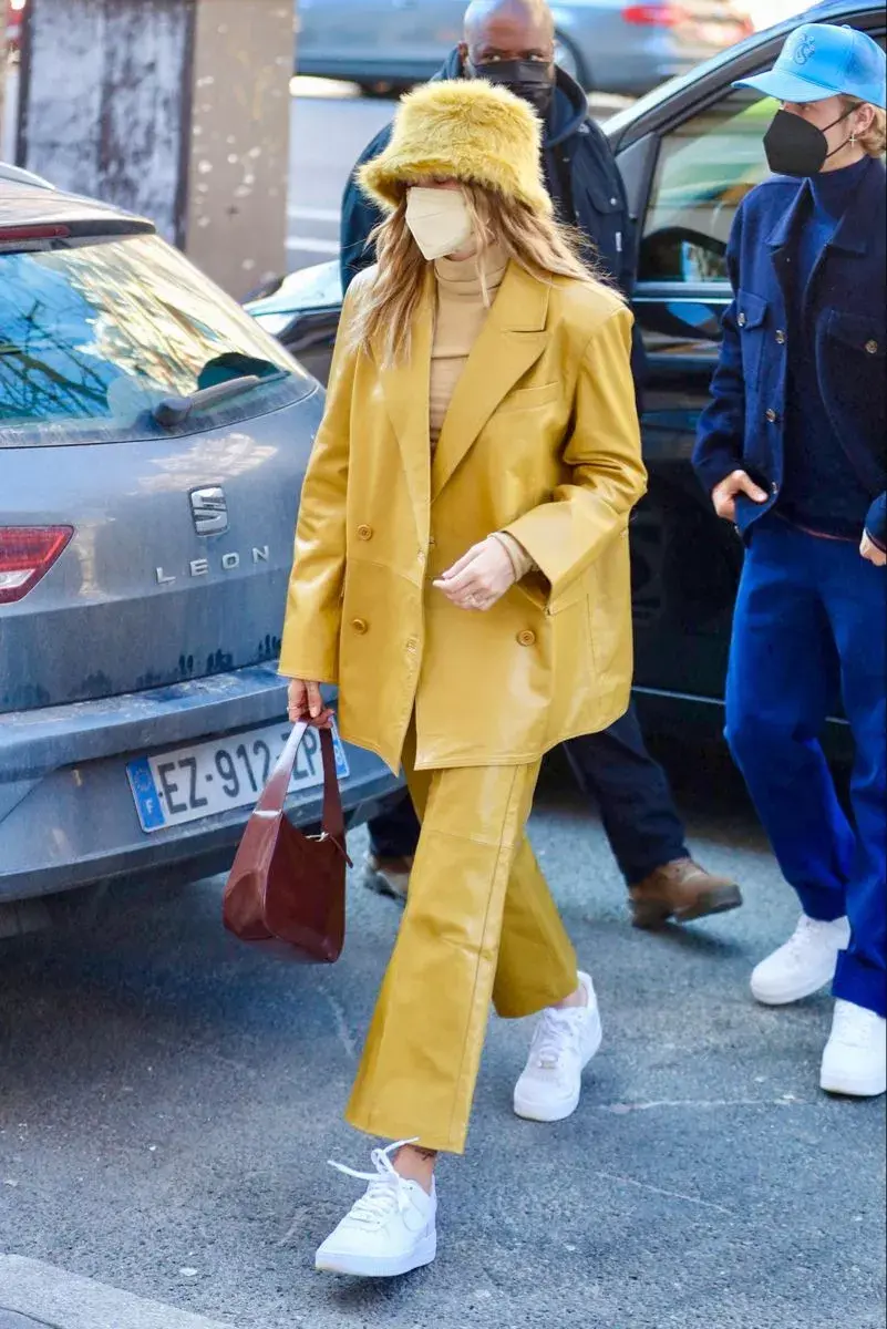 Total look de un color, sin dejar el sombrero afuera.