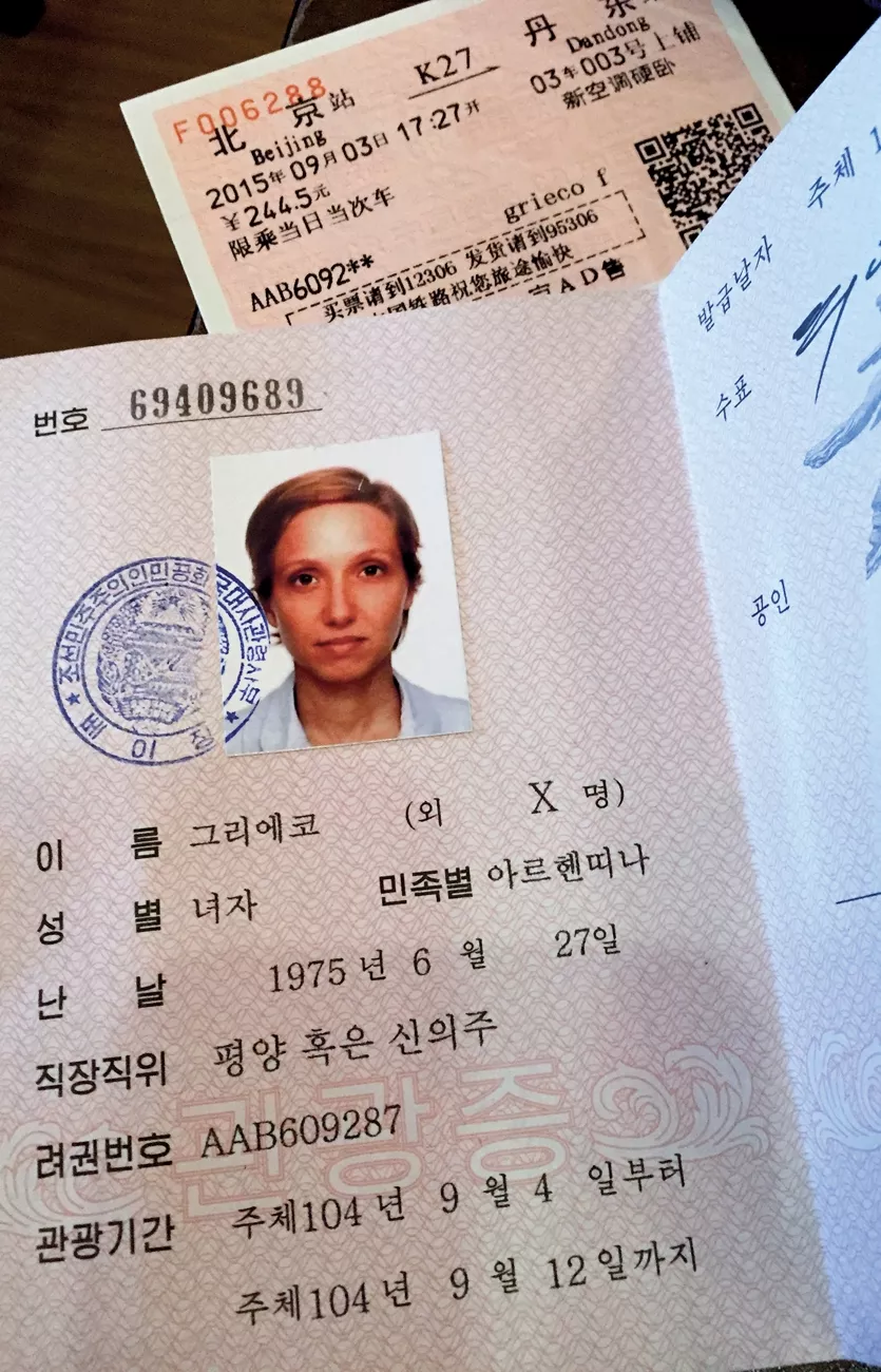 horas antes de que saliera mi tren hacia Pyongyang, me entregaron un sobre con la visa y el pasaje, para cruzar la última frontera del mundo conectado y sumergirme dos semanas en el aire de la vida sin Internet.
