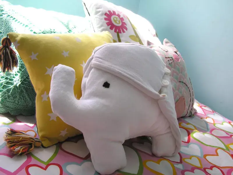 Para su confección, los géneros se obtienen de prendas recuperadas o retazos que consigue en tiendas