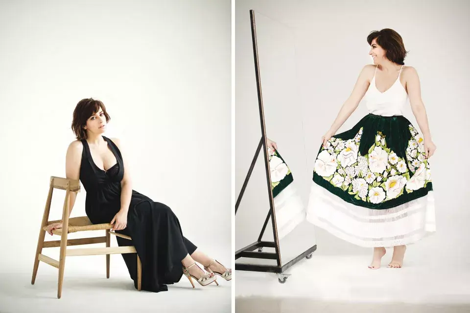 Izq: Vestido con espalda descubierta (Garza Lobos, $5820), Sandalias metalizadas (Sofi Martiré, $1690). Der:Top (Mishka, $726), Falda con flores bordadas (Retro Boutique, Consultar precio)