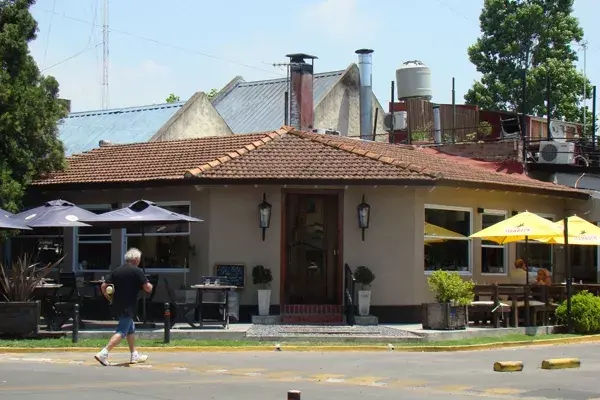 Cocina tradicional argentina frente al río