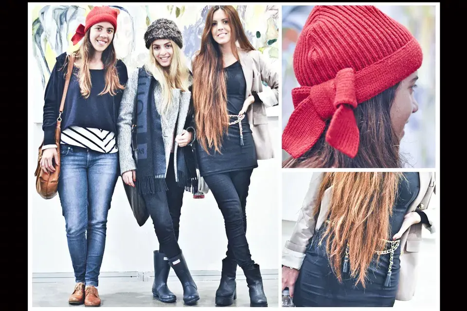 Tres amigas con toda la onda; destacamos el gorrito de lana rojo con detalle de moño y el cinturón tipo lazo con cadenas y tiras de cuero