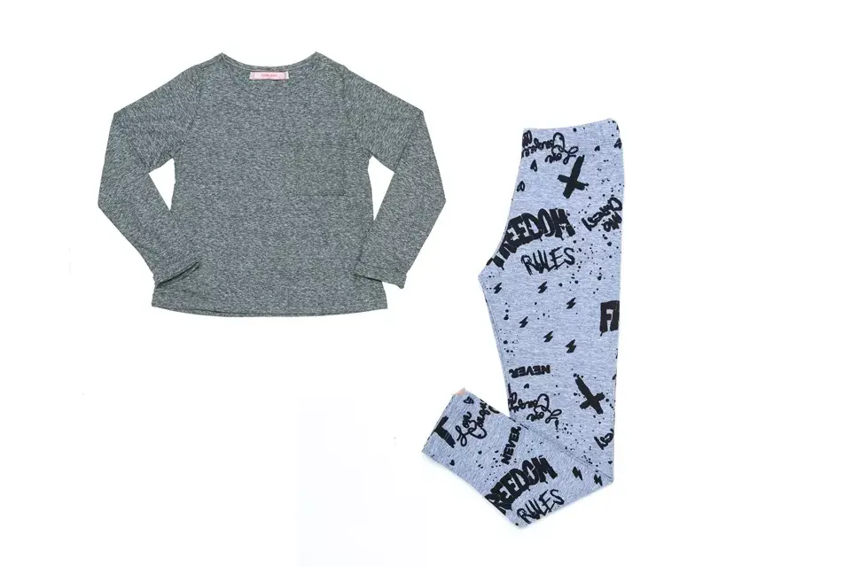 Remera pijama y pantalón pijama (Queen Juana, $248 cada prenda)