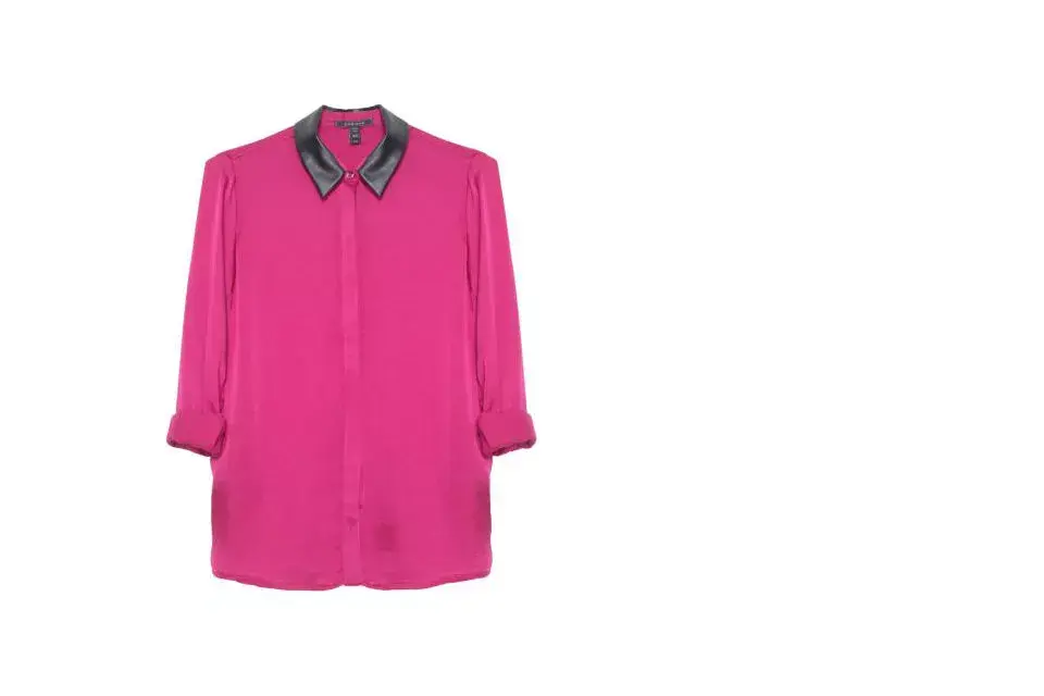 Camisa rosa con cuello de cuero ($598, Kosiuko)