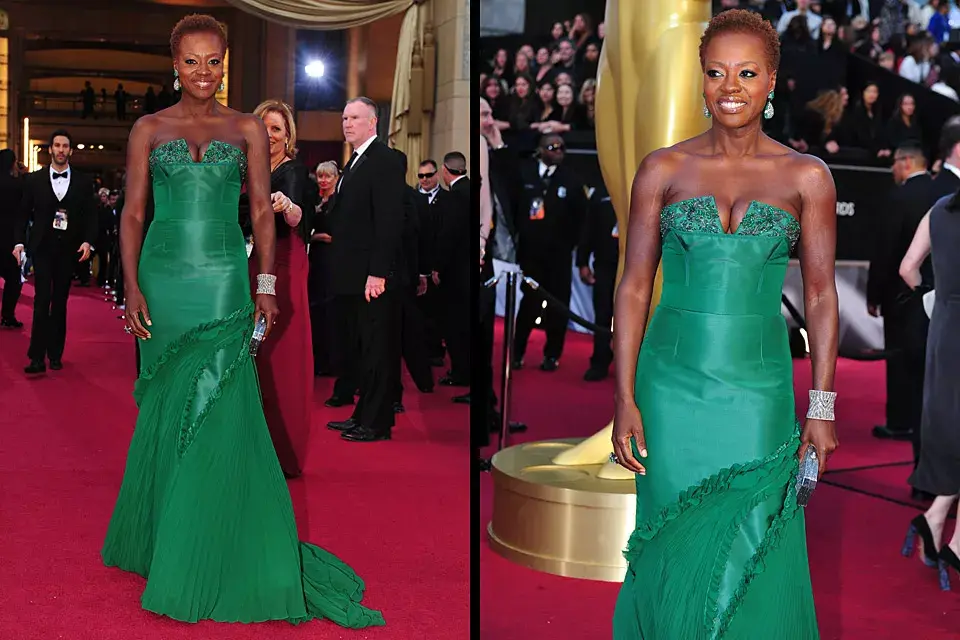 En color esmeralda, Viola Davis desfiló por la alfombra roja con un diseño de Vera Wang con cortes algo extraños y que no le favorecía mucho a la figura