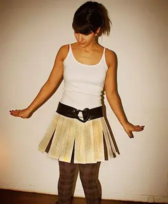 Pollera tableada de madera. ¿Cómo te sentás?