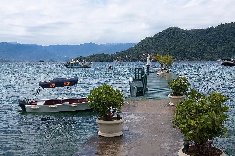 En la isla Gipoia, un pequeño muelle permite acceder al restaurante Canto das canoas