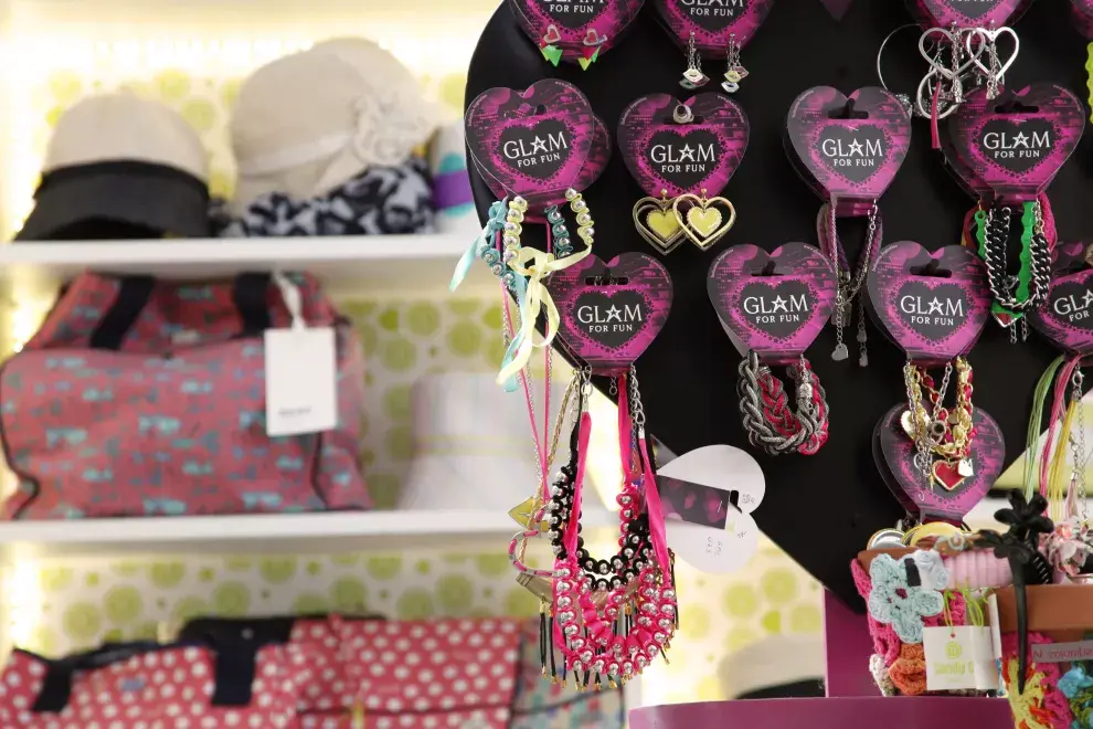 Venden accesorios de marcas chicas o artesanales, ropa de lluvia, sombreros y carteras