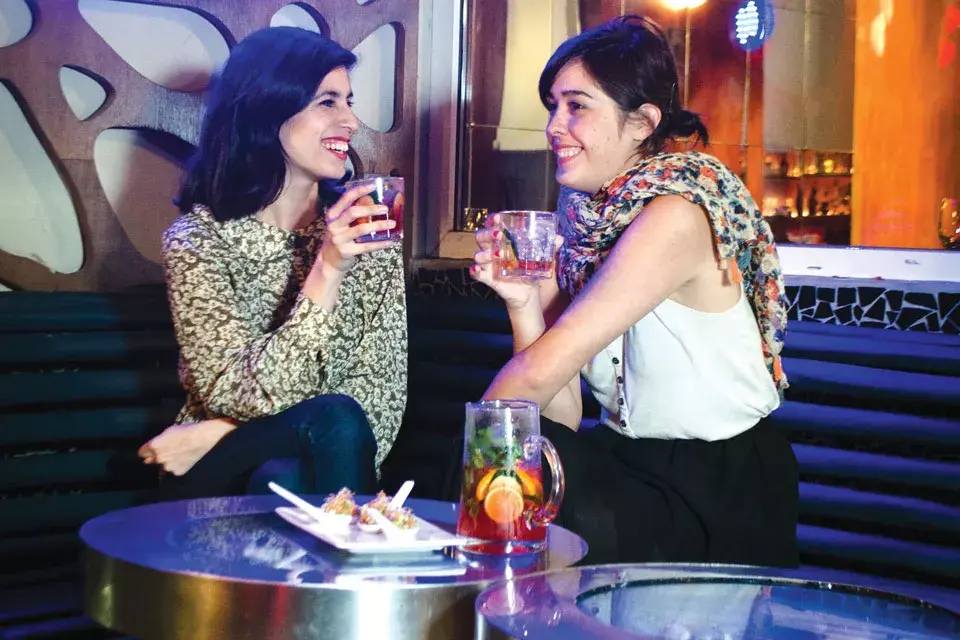 Salir con amigas a un bar siempre es una buena opción