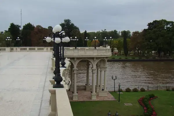 la pasarela superior ofrece espectaculares vistas al río