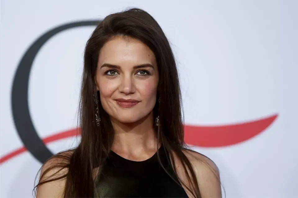 Katie Holmes directamente ¡se olvidó de peinarse! Llevó el pelo suelto, lacio y algo desprolijo