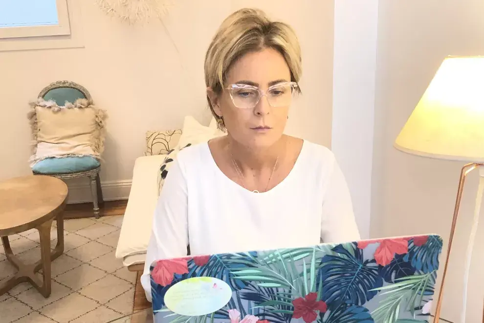 Brígida Lanzani contiene con herramientas y técnicas de su profesión a su hijo que está varado en Bristol, solo en la casa de un matrimonio que apenas conoce