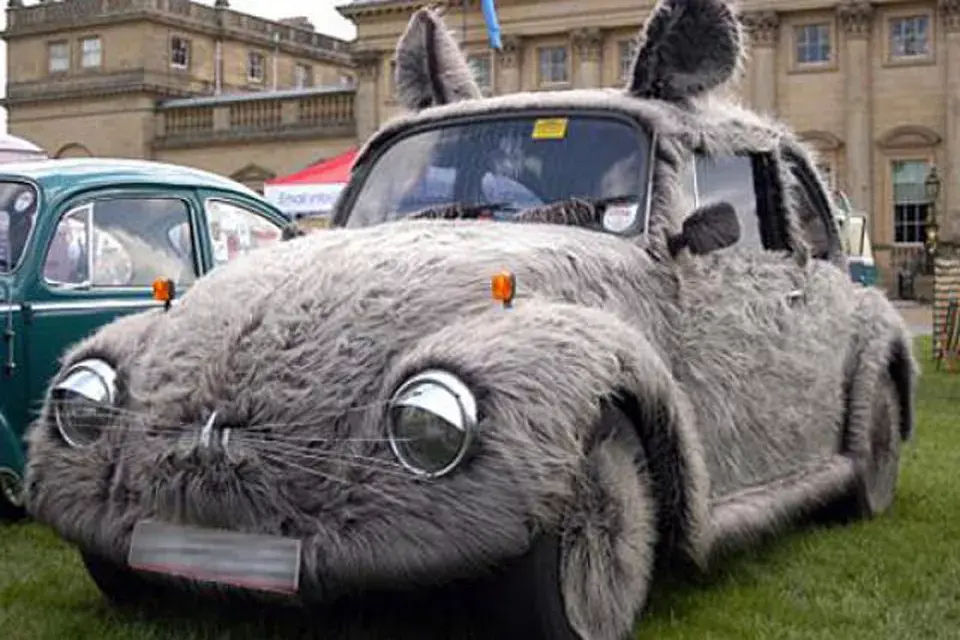 Si hay una competencia con los autos más originales del mundo podemos decir que éste, con forma de ratón, está entre los ganadores ¡Hasta los bigotes tiene!