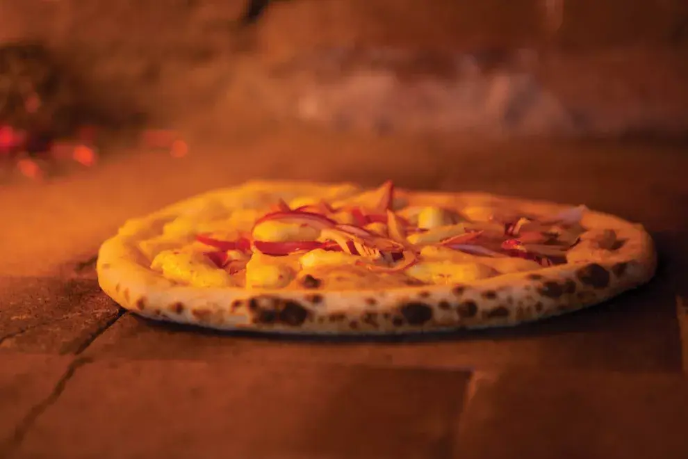 En Démone: tomates mendocinos, harina orgánica y hierbas frescas