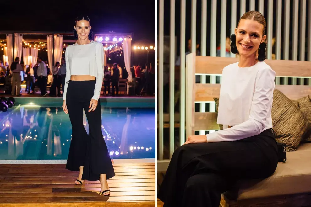 Pia Slapka fue a la apertura del Hotel Casa Sur Pilar con un conjunto muy trendy: crop top de manga larga, pantalones con volados en la botamanga, sandalias de tirita y maxi aros combinados