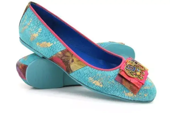 Coloridas y con apliques las ballerinas de (Luz Principe, $790)