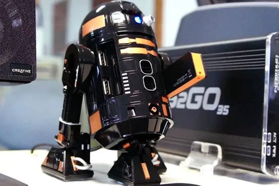 Un dock USB para fanáticos de Star Wars, con luces y sonidos del famoso robot R2D2