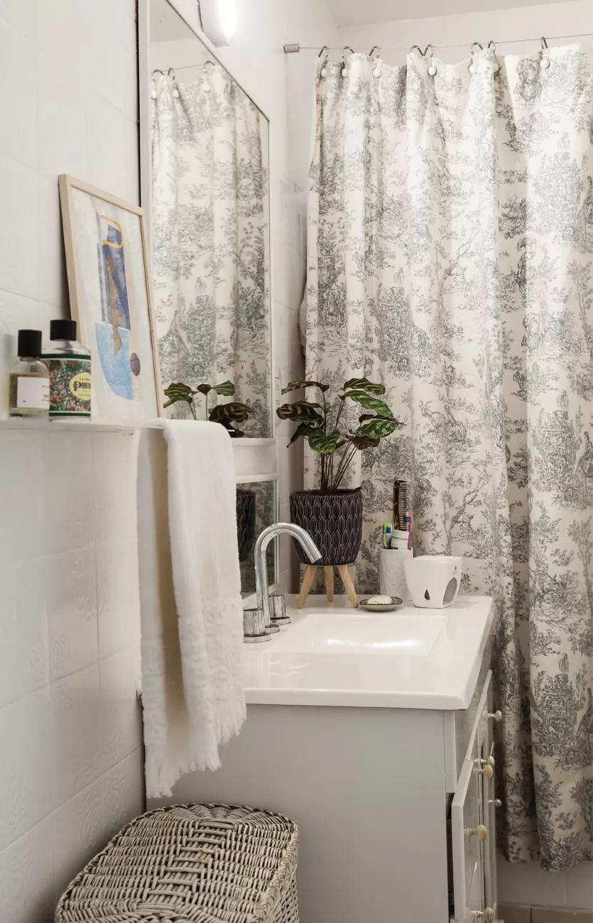  Pintar los azulejos, poner dos espejos en vez de uno, una planta y un toallero moderno transformaron el baño
