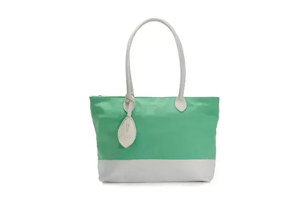 Elegí un bolso que podés usar para la playa o la ciudad (María BA, $490)