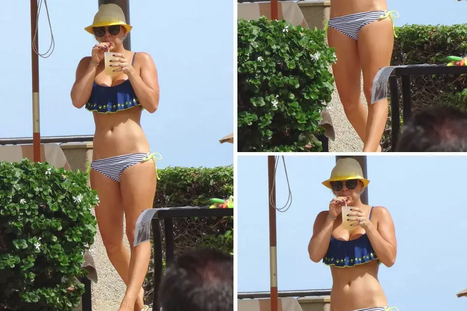 Bikini con volados, rayas y tonos flúo para Kaley Cuoco.  La actriz también recurre a los accesorios: infaltables lentes de sol y sombrero
