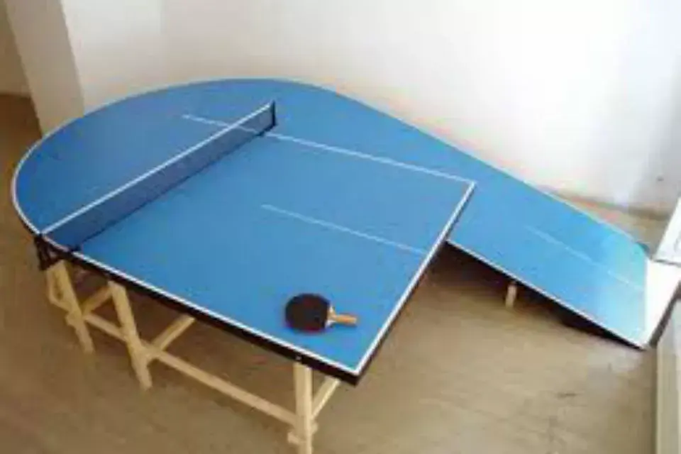 Jugar al ping pong en esta mesa puede resultar un poco complicado, ¿no?