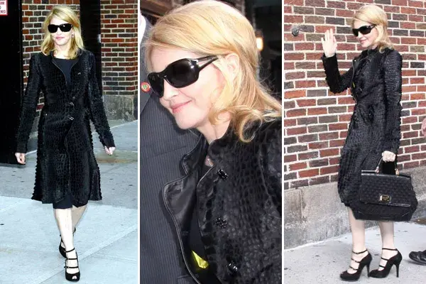 ¿Mismo outfit? No, muy similar. Tapado negro, anteojos oscuros, sandalias, cuando fue al famoso Late Show with David Letterman