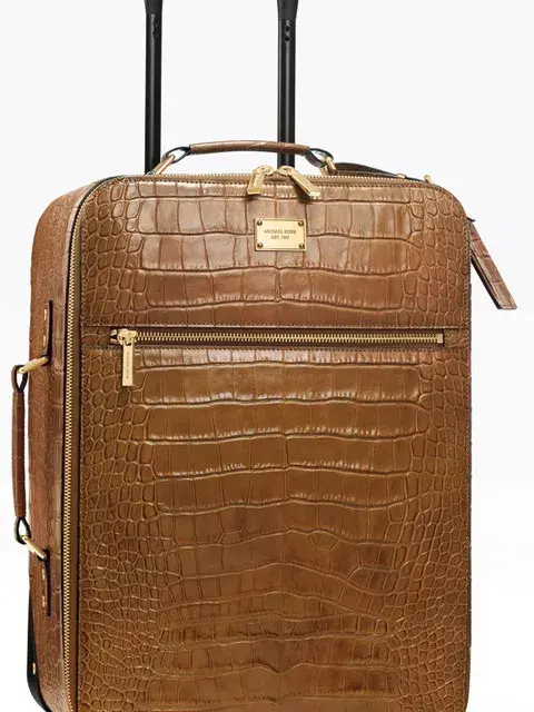 La valija es ideal para para llevar los seis pares de zapatos. Es de piel marrón y con acabado cocodrilo