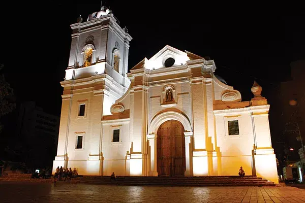 La Catedral de Santa Marta, iluminada en plena noche