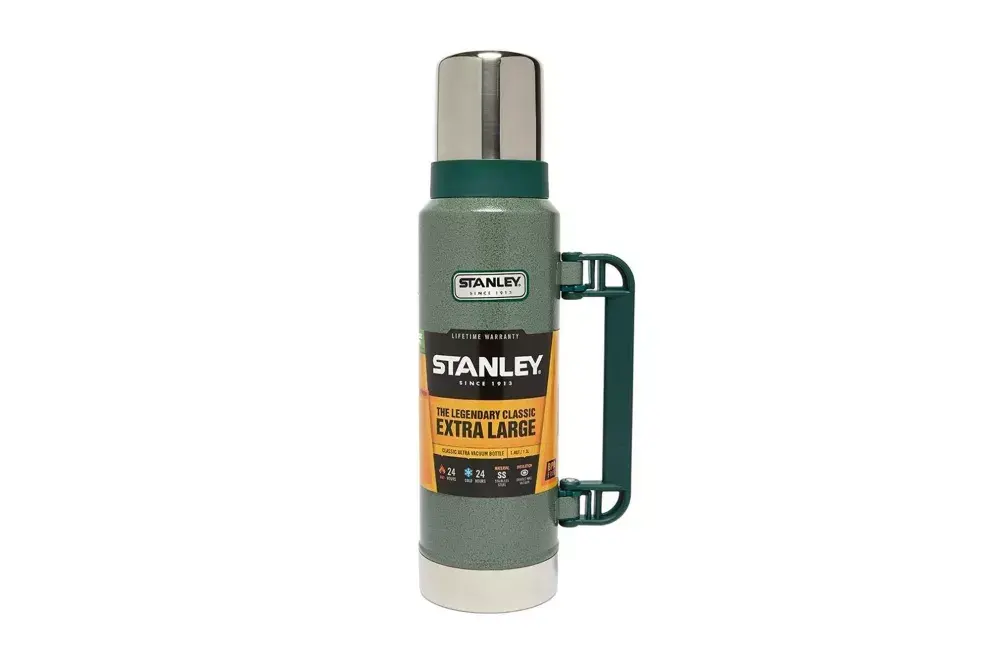 ¿Tu papá es fanático del mate? Regalale este termo Stanley (Grabr, $1200).