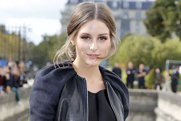 Olivia Palermo eligió un recogido pero con el pelo bien suelto y con volumen. Algunas mechas sueltas le dan movimiento al peinado