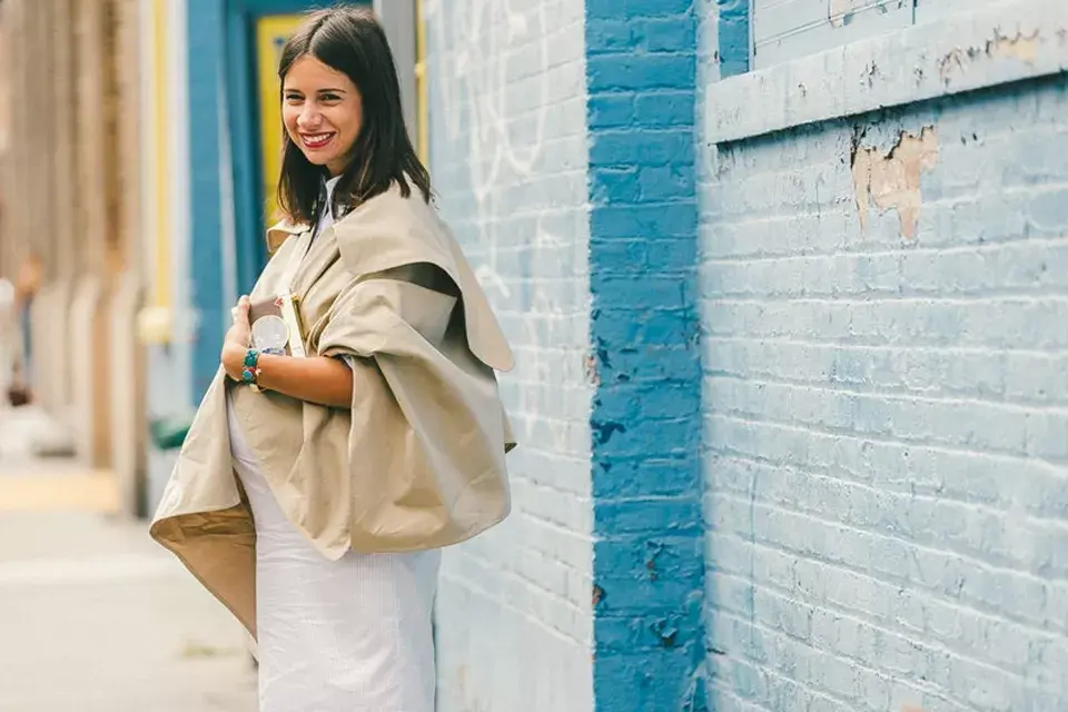 Acá la vemos a Natasha con un vestido blanco y un trench bien amplio. ¡Qué sonrisa!