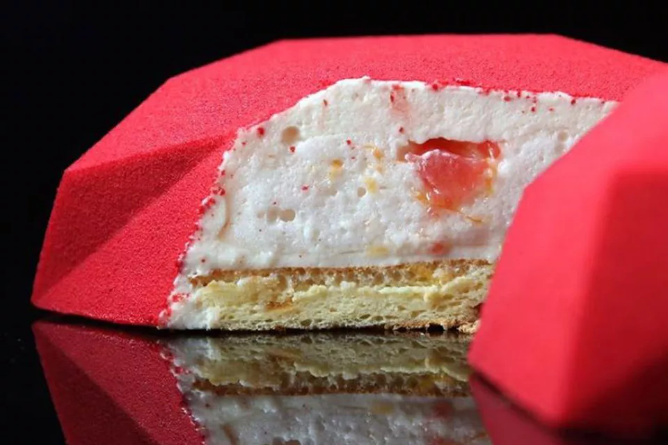 Una torta para enamorarse: con un bizcochuelo liviano con pomelo confitado, merengue, rodajas de pomelo en almíbar y mousse con chocolate blanco