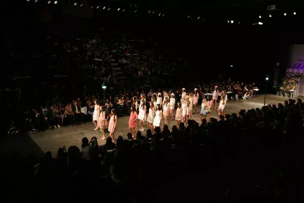 El cierre de Como quieres que te quiera, con todas las modelos en la pasarela