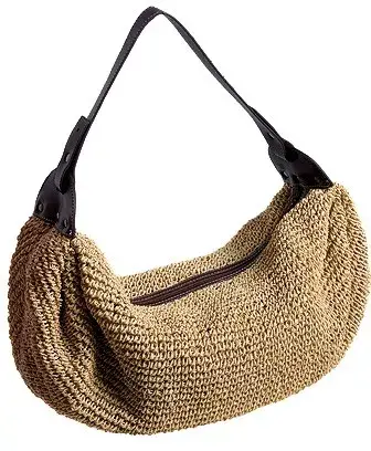 $69: cartera de rafia con manija de cuero (Falabella)