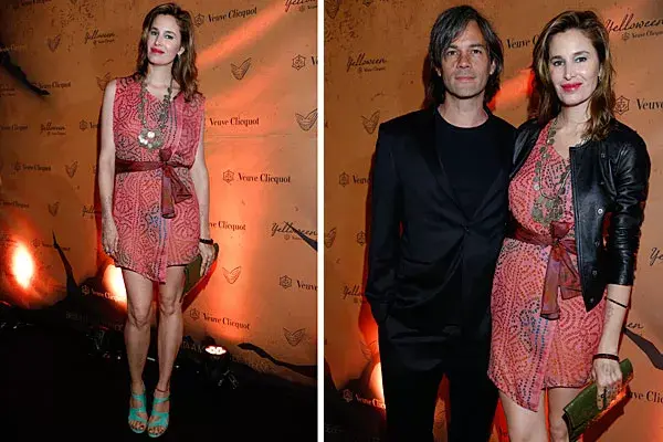 Dolores Barreiro y Matías Camisani, ¡una pareja que nos encanta! Ella, con un vestido corto de Holi, chaqueta y sandalias verdes; él, en negro total
