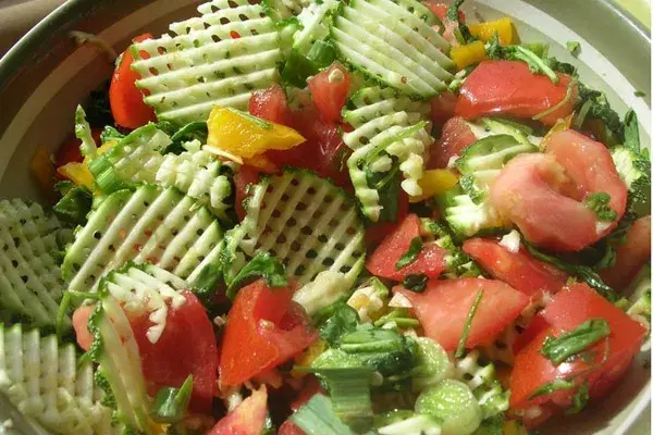 Ensalada de cerquitas de zucchini cortadas con la mandolina, tomate, morrón amarillo, espinaca y puerro