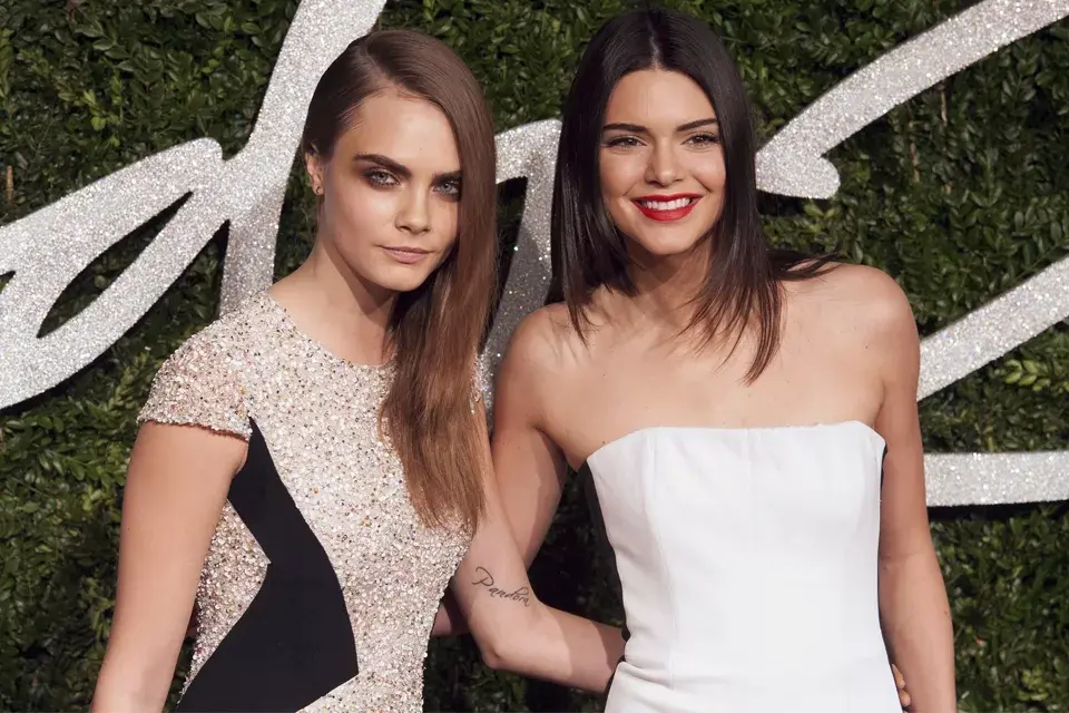 Las modelos del momento: Cara Delevingne y Kendall Jenner. La rubia usó uno de sus peinados preferidos: el pelo peinado hacia un solo lado con la raya al costado bien pronunciada. Kendall, en cambio, se mantuvo con el pelo bien lacio y suelto
