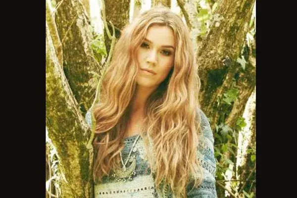 La cantante británica Joss Stone con un look de ondas grandes y puntas desprolijas