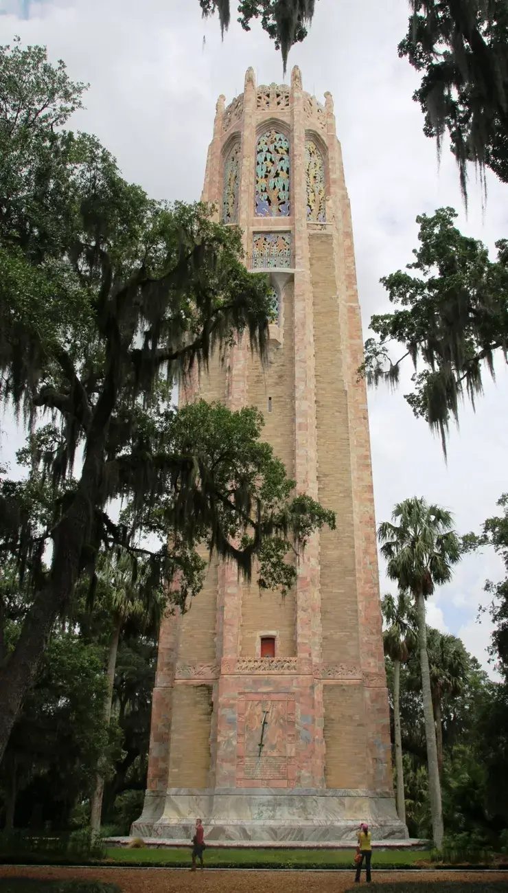 Torre Bok, con campanario importado de Bélgica