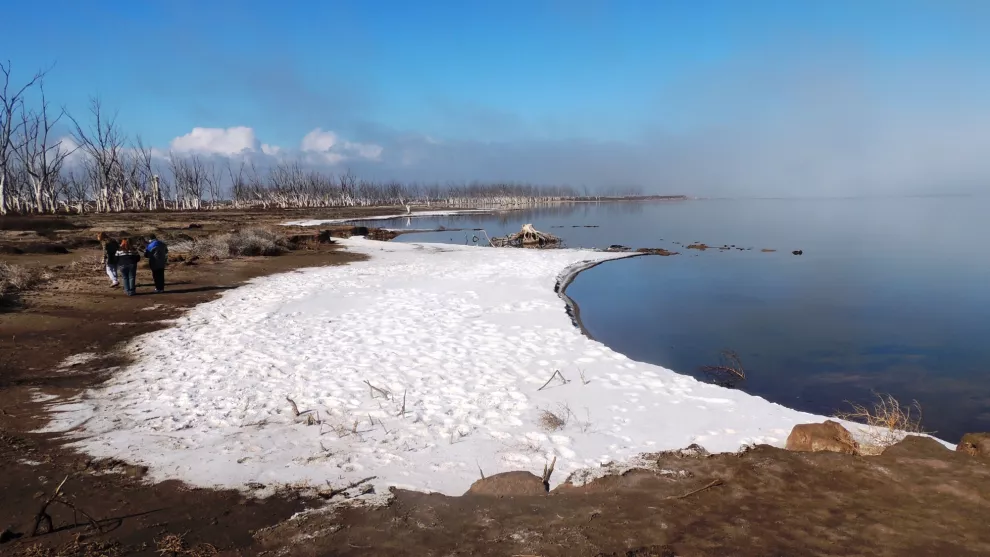 Bahía de sal sobre el lago Epecuén, que tiene propiedades curativas